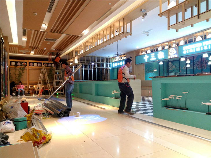 春熙路群光廣場8樓十三椒餐飲店撤場拆除-成都戰(zhàn)狼拆除施工